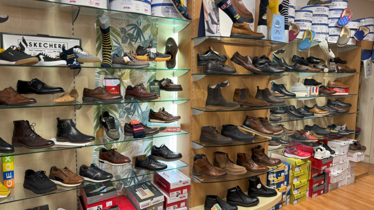 Sélection de chaussures en boutique Broc