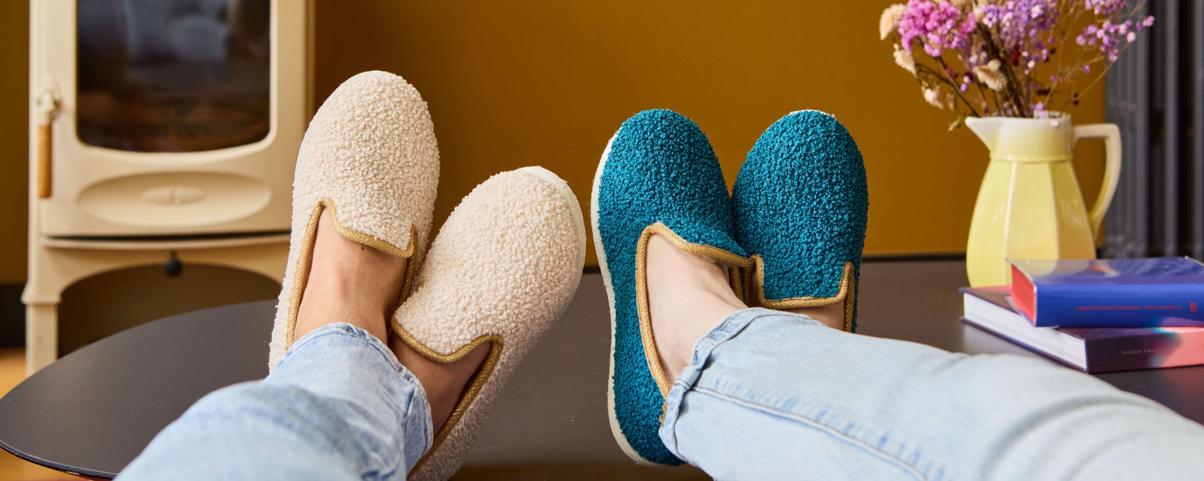 Charentaises Chausse Mouton en laine crème et turquoise dans un salon coloré